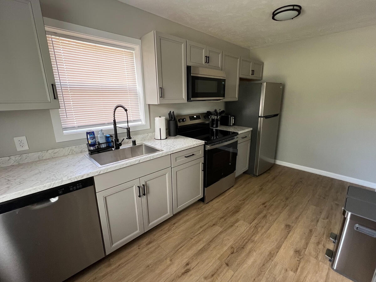 Fully equipped, updated kitchen with full appliances for SDF-based pilots and flight attendants.